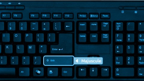 Majuscules et chiffres sur le clavier de la tablette