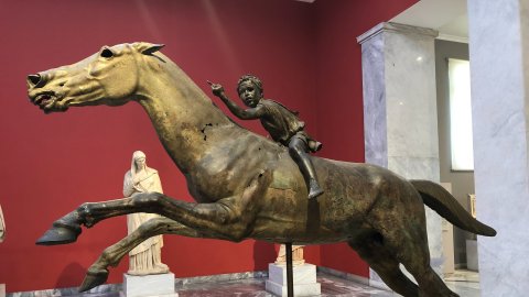 Le cavalier de l'Artémision au musée archéologique d'Athènes