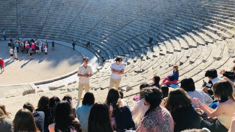 Exposé sur le nombre d'or depuis les gradins du théâtre d'Epidaure