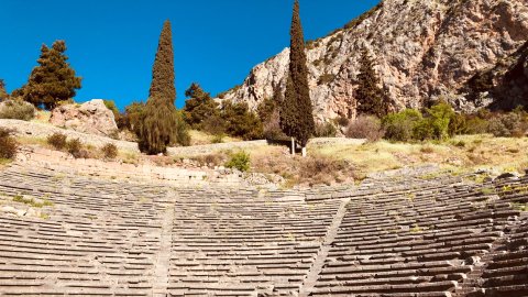 Vue des gradins du théâtre de Delphes depuis la scène