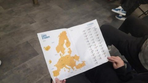 Des élèves s'informent sur les élections européennes du 9 juin 2024