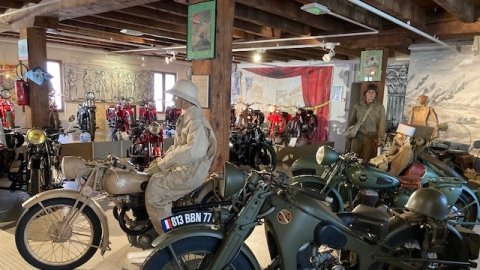 Les 1BMVM et les TCMM explorent le musée de la moto