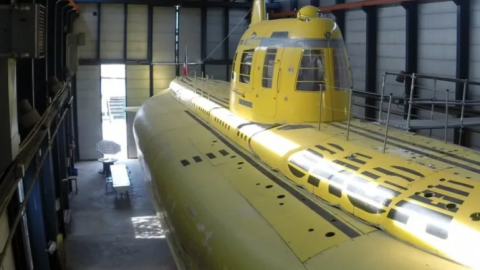 Les 2 COL à bord d'un sous-marin jaune